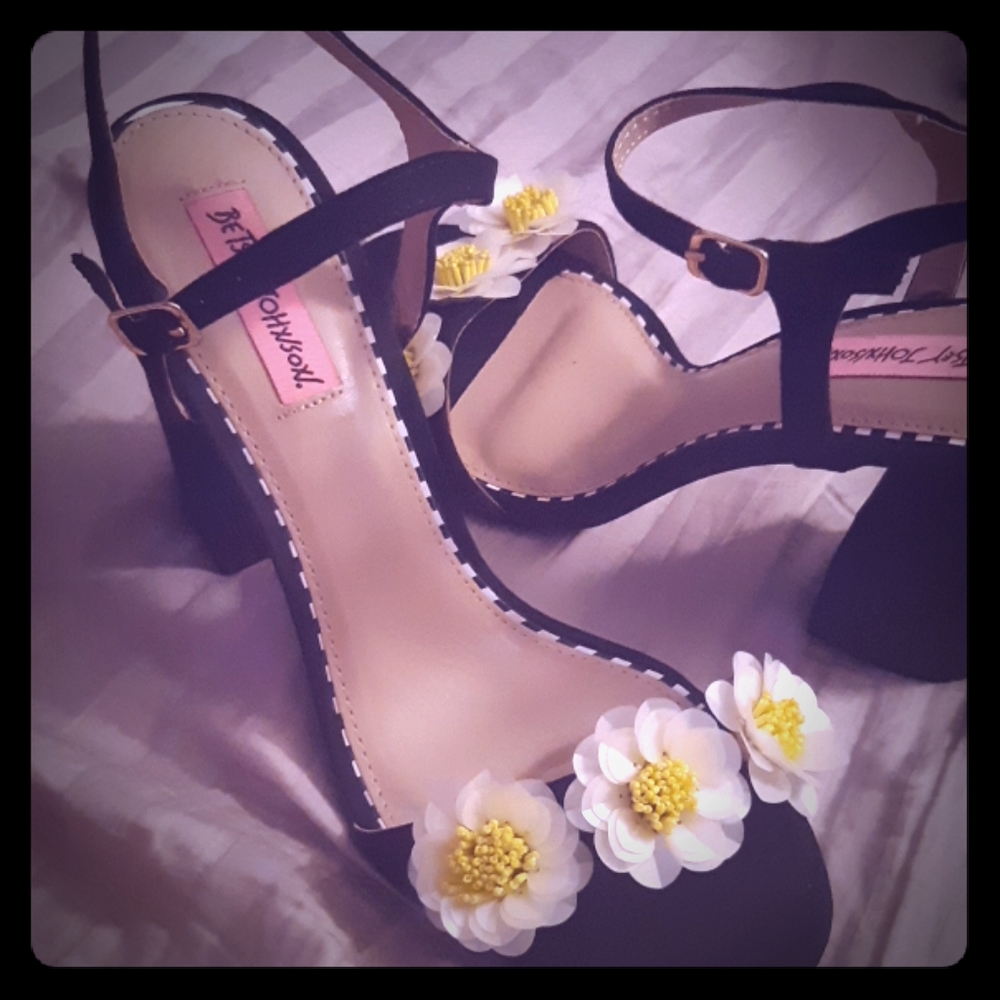 Nwot Betsey Johnson flower heels